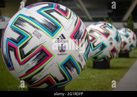 07 juin 2021, Bavière, Herzogenaurach: Les énormes balles de match officielles "Uniforia" d'EURO 2020 se tiennent devant le bâtiment de bureau "Arena" sur les locaux du fabricant d'articles de sport adidas. L'équipe nationale allemande de football ainsi que le personnel de soutien vivront dans les locaux des adidas partenaires du DFB dans le 'Home Ground' pour la durée du Championnat d'Europe. Photo: Daniel Karmann/dpa Banque D'Images