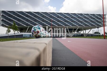 07 juin 2021, Bavière, Herzogenaurach: Les énormes balles de match officielles "Uniforia" d'EURO 2020 se tiennent devant le bâtiment de bureau "Arena" sur les locaux du fabricant d'articles de sport adidas. L'équipe nationale allemande de football ainsi que le personnel de soutien vivront dans les locaux des adidas partenaires du DFB dans le 'Home Ground' pour la durée du Championnat d'Europe. Photo: Daniel Karmann/dpa Banque D'Images