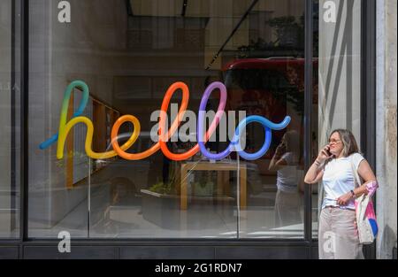 Londres, Royaume-Uni. 7 juin 2021. Le temps chaud à Londres se poursuit tout au long de la semaine à venir. Bonjour message sur la fenêtre de l'Apple Store à Regent Street. Crédit : Malcolm Park/Alay Live News. Banque D'Images