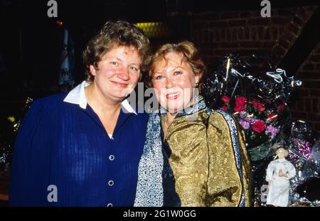 EVA Maria Bauer (rechts) BEI der Feier ihres 65. Geburtstags im 'Posemuckel' à Hambourg, Allemagne 1988. Banque D'Images