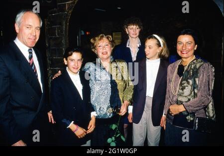 EVA Maria Bauer mit Familie BEI der Feier ihres 65. Geburtstags im 'Posemuckel' à Hambourg, Allemagne 1988. Banque D'Images
