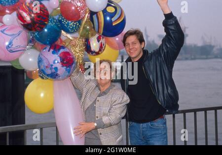 EVA Maria Bauer mit Luftballons BEI der Feier ihres 65. Geburtstags à Hambourg, Allemagne 1988. Banque D'Images