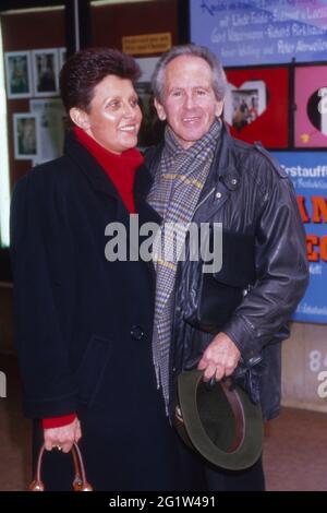 GERD Vespermanence mit neuer Frau Christiane vor Theatre am 09.02.1988 Banque D'Images
