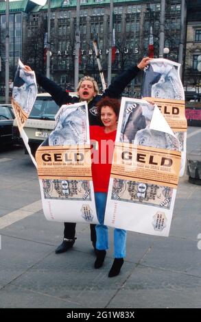 Uwe Ochsenknecht und Billie Zöckler BEI der Open Air Pressekonferenz zum film 'Geld' à Hambourg, Allemagne 1989. Banque D'Images