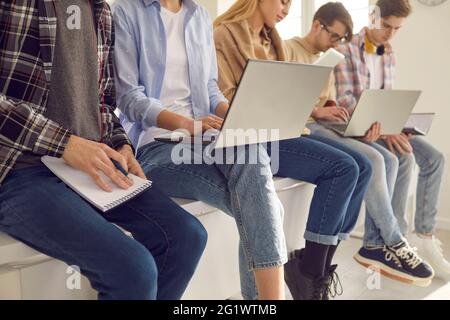 Groupe d'étudiants adolescents du secondaire divers étudiant à l'aide d'un ordinateur portable coupe courte Banque D'Images