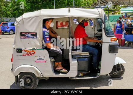 Pandémie Covid-19 : passagers portant un masque facial dans un tuk-tuk à Mérida au Mexique Banque D'Images