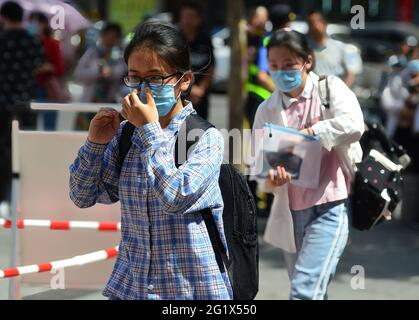 Fuyang, Chine. 07e juin 2021. Les élèves qui entrent dans la salle d'examen pour participer à l'examen de mathématiques au centre d'examen de l'école secondaire Fuyang No.2. L'examen d'entrée à l'université de Chine a commencé en 2021. Cette année, 10.78 millions de personnes se sont inscrites à l'examen d'entrée au collège national, un record. (Photo de Sheldon†Cooper†/ SOPA Images/Sipa USA) crédit: SIPA USA/Alay Live News Banque D'Images