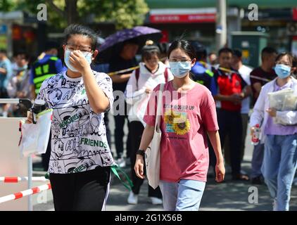 Fuyang, Chine. 07e juin 2021. Les élèves qui entrent dans la salle d'examen pour participer à l'examen de mathématiques au centre d'examen de l'école secondaire Fuyang No.2. L'examen d'entrée à l'université de Chine a commencé en 2021. Cette année, 10.78 millions de personnes se sont inscrites à l'examen d'entrée au collège national, un record. (Photo de Sheldon†Cooper†/ SOPA Images/Sipa USA) crédit: SIPA USA/Alay Live News Banque D'Images