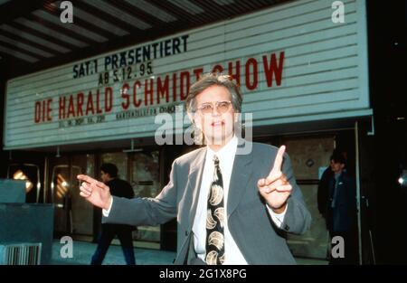 Harald-Schmidt-Show, Unterhaltungstakshow, Deutschland 1995 - 2003, Harald Schmidt vor dem Eingang zum Capitol Theatre in der Innenstadt von Köln, Deutschland 1995. Banque D'Images