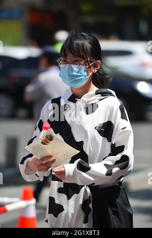 Fuyang, Chine. 07e juin 2021. Un étudiant entre dans la salle d'examen pour prendre part à l'examen de mathématiques au site d'examen de l'école secondaire Fuyang No.2. L'examen d'entrée à l'université de Chine a commencé en 2021. Cette année, 10.78 millions de personnes se sont inscrites à l'examen d'entrée au collège national, un record. (Photo de Sheldon†Cooper†/ SOPA Images/Sipa USA) crédit: SIPA USA/Alay Live News Banque D'Images