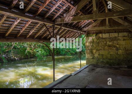 Intérieur d'une ancienne maison de bateau sur l'Indre - Beaulieu-lès-Loches, Indre-et-Loire (37), France. Banque D'Images