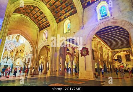 CORDOUE, ESPAGNE - 30 septembre 2019 : la nef gothique et la voûte de la chapelle médiévale de Villaviciosa de Mezquita-Catedral (mosquée-cathédrale), le 30 septembre à Cor Banque D'Images