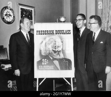 Le vice-président Hubert H Humphrey (à gauche) donne un aperçu de la conception du timbre-poste Frederick Douglass avec Roland B Scott, Jr, l'arrière-grand-fils de Douglass, et le maître de poste Lawrence F O'Brien, à Washington, DC, 1967. (Photo par le département de la poste des États-Unis/RBM Vintage Images) Banque D'Images