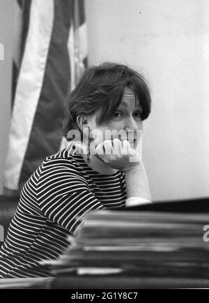 Portrait de Doris Kearns (1943-), historienne et auteure à l'avenir, alors membre de la Maison Blanche dans l'administration du président Lyndon B Johnson, dans son bureau, Washington, DC, 1968. (Photo de Yuki King/United States information Agency/RBM Vintage Images) Banque D'Images