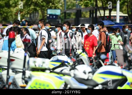 Fuyang, Chine. 07e juin 2021. Plusieurs élèves ont vu marcher dans la salle d'examen pour participer à l'examen de mathématiques au centre d'examen de l'école secondaire Fuyang No.2. L'examen d'entrée à l'université de Chine a commencé en 2021. Cette année, 10.78 millions de personnes se sont inscrites à l'examen d'entrée au collège national, un record. Crédit : SOPA Images Limited/Alamy Live News Banque D'Images