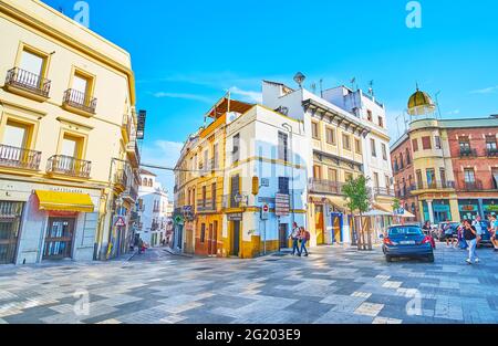 CORDOUE, ESPAGNE - 30 septembre 2019 : rue historique Calle Capitulares avec bâtiments anciens et restaurés, magasins, cafés et hôtels, le 30 septembre à Cordoue Banque D'Images