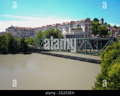 Ivrea, Italie, juin 5 2021 - la vieille partie de la ville le pont ferroviaire Banque D'Images