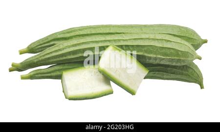 Luffa acutangula verte isolée sur fond blanc Banque D'Images