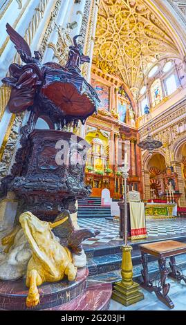 CORDOUE, ESPAGNE - 30 septembre 2019 : la chaire de chef-d'œuvre de Capilla Mayor (Chapelle principale) de Mezquita- Catedral avec des décorations en bois sculptées, des anges, sto Banque D'Images