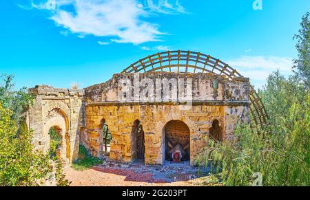 Les ruines calcaires médiévales de Molino de la Albolafia noria (roue à eau, moulin à eau), situées sur la rive du fleuve Guadalquivir à Cordoue, en Espagne Banque D'Images
