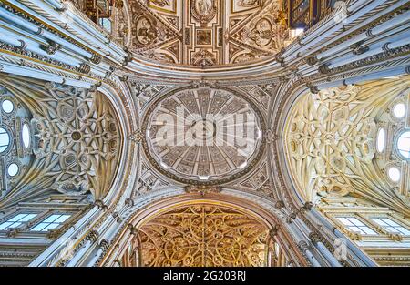 CORDOBA, ESPAGNE - SEP 30, 2019: Les dômes gothiques striés de Capilla Mayor (Chapelle principale) de Mezquita- Catedral avec de nombreux détails décoratifs, le sept 30 in Banque D'Images