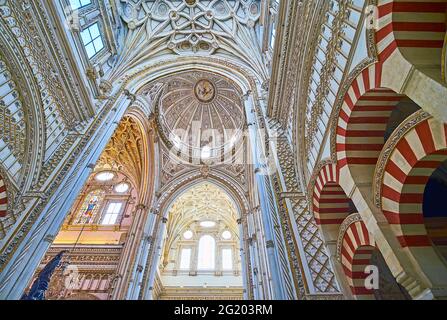 CORDOUE, ESPAGNE - 30 septembre 2019 : la splendide voûte et les dômes de Capilla Mayor (Chapelle principale) de Mezquita- Catedral avec des décorations sculptées, le 30 septembre Banque D'Images