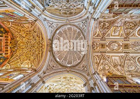 CORDOBA, ESPAGNE - SEP 30, 2019: Le dôme principal et la voûte de Capilla Mayor (Chapelle principale) de Mezquita- Catedral avec des sculptures de style gothique, moulage et p Banque D'Images