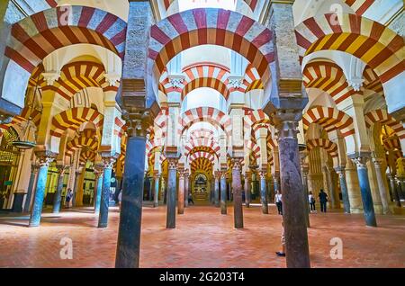 CORDOUE, ESPAGNE - 30 septembre 2019 : explorez l'impressionnant hall hypostyle de Mezquita- Catedral avec ses arches doubles et ses colonnes anciennes, le 30 septembre Banque D'Images