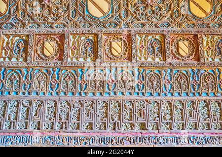 CORDOUE, ESPAGNE - 30 SEPTEMBRE 2019 : décor de plâtres à la belle yeseria dans la chapelle de San Bartolomé avec calligraphie arabe, motifs et armoiries de Banque D'Images