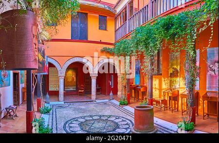 CORDOBA, ESPAGNE - 30 SEPTEMBRE 2019: La petite cour de Casa de Sefarad avec arcade ombragée, plantes vertes tordues, colonnes et motif de Magen David o Banque D'Images