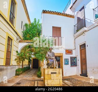 CORDOUE, ESPAGNE - 30 SEPTEMBRE 2019 : le monument à Maimonides (philosophe et médecin), situé sur la place Tiberiades de Juderia, le 30 septembre à Banque D'Images