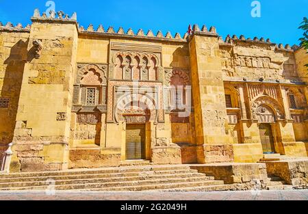 La porte médiévale très ornée de la Puerta del Espirituu Santo et la porte gothique Postigo del Palacio de Mezquita, rue Torrijos, Cordoue, Espagne Banque D'Images