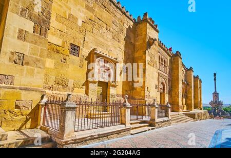 Le rempart de Mezquita avec Puerta de San Miguel et Puerta del Espirituu Santo portes, le monument de Triumph de San Rafael est vu en arrière-plan, Co Banque D'Images