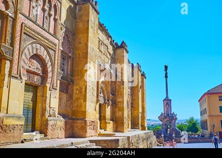 Promenez-vous dans la rue Torrijos et profitez du rempart médiéval de Mezquita avec les portes moresques conservées et le monument Triumph de San Rafael en arrière-plan, Co Banque D'Images