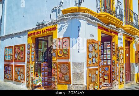 L'extérieur de la boutique d'artisanat, offrant des carreaux andalous traditionnels, des articles en céramique, des souvenirs, situé dans la rue Cardenal Herrero de Cordoue, Espagne Banque D'Images