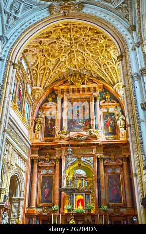 CORDOBA, ESPAGNE - 30 septembre 2019 : le retable de style manineriste à Capilla Mayor (Chapelle principale) de Mezquita- Catedral avec des icônes peintes, des colonnes, sculpter Banque D'Images