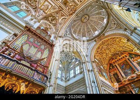 CORDOUE, ESPAGNE - 30 septembre 2019 : les dômes gothiques pittoresques, le saut et l'orgue à Capilla Mayor (Chapelle principale) de Mezquita- Catedral, le 30 septembre à Cord Banque D'Images