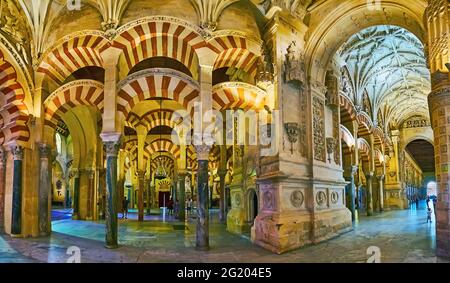 CORDOUE, ESPAGNE - 30 septembre 2019 : Panorama de la salle de Mezquita avec vue sur la chapelle médiévale gothique de Villaviciosa, le 30 septembre Banque D'Images