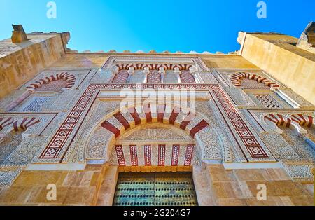 Le chef-d'œuvre sculpté sebka décoration de la porte de Puerta de San Jose de Mezquita avec de fines arabesques et des motifs islamiques traditionnels, Cordoue, Espagne Banque D'Images