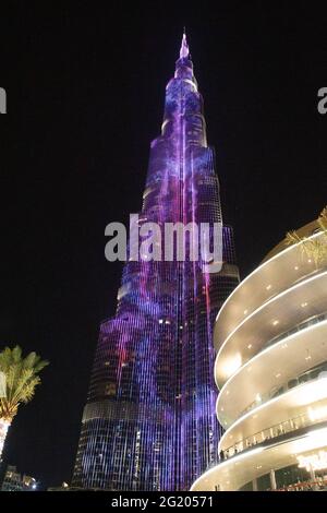 Burj Khalifa, le plus haut bâtiment du monde, est le décor pour des spectacles de lumière spectaculaire tous les soirs après le coucher du soleil.Dubaï, Émirats Arabes Unis, 3011.2018 Banque D'Images