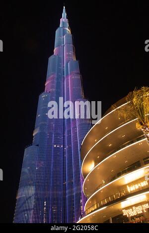 Burj Khalifa, le plus haut bâtiment du monde, est le décor pour des spectacles de lumière spectaculaire tous les soirs après le coucher du soleil.Dubaï, Émirats Arabes Unis, 3011.2018 Banque D'Images