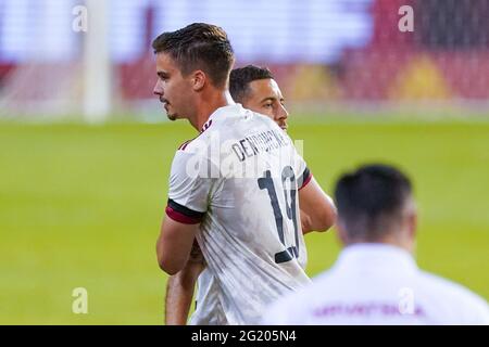 BRUXELLES, BELGIQUE - JUIN 6 : Leander Dendoncker de Belgique et Eden Hazard de Belgique lors du match international amical entre la Belgique et le Té Banque D'Images
