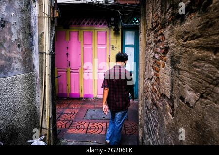 Un homme marche le long d'une ruelle étroite dans le quartier chinois de Bangkok, en Thaïlande Banque D'Images