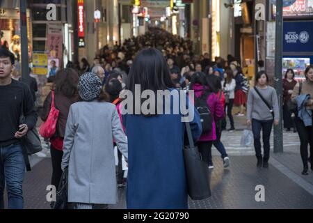 OSAKA, JAPON - 06 décembre 2019 : Osaka, Japon - 02 décembre 2019 : magasin de personnes dans la région de Shinsaibashi à Osaka, Japon. Banque D'Images