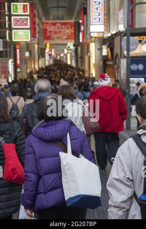 OSAKA, JAPON - 06 décembre 2019 : Osaka, Japon - 02 décembre 2019 : magasin de personnes dans la région de Shinsaibashi à Osaka, Japon. Banque D'Images