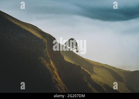La lumière du matin projette une lumière dorée sur la colline. PEAK DISTRICT, Royaume-Uni : CE photographe BRITANNIQUE a pris de superbes photos de LA MALTRAITANCE Banque D'Images