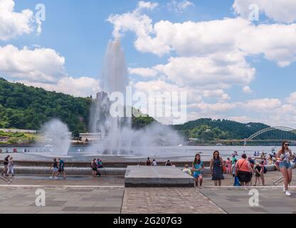 Les gens autour du point at point State Park dans le centre-ville de Pittsburgh, Pennsylvanie, États-Unis Banque D'Images