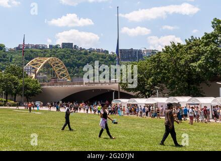 Les gens qui marchent sur un terrain au Three Rivers Arts Festival dans le centre-ville de Pittsburgh, Pennsylvanie, États-Unis Banque D'Images