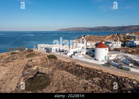 Moulin à vent traditionnel et bâtiments en whiewashed dans l'île d'Ano Koufonisi, petits Cyclades, Grèce. Vue aérienne de drone. Mer calme, ciel bleu. Banque D'Images