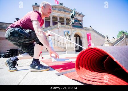 Berlin, Allemagne. 07e juin 2021. Un technicien de l'événement place un angle sur le tapis rouge pour la Berlinale sur l'île Museum, en face de l'Alte Nationalgalerie, afin de la faire part. L'offre spéciale d'été de la Berlinale sera ouverte par cérémonie sur l'île Museum le 9 juin 2021. Le 13 juin 2021, la cérémonie de remise des prix aura lieu pour les prix déjà décidés par les jurys officiels en mars 2021. Credit: Christoph Soeder/dpa Pool/dpa/Alay Live News Banque D'Images